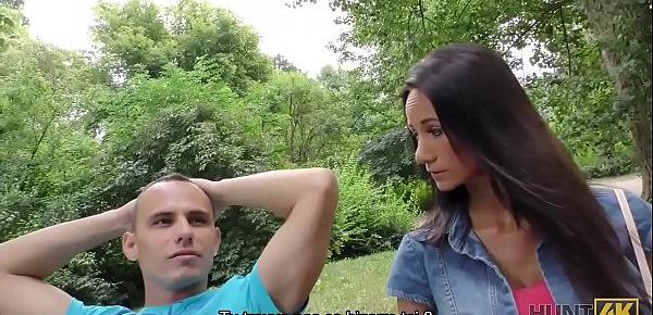  HUNT4K. Cuckold observa como su novia Liliane folla por dinero en el parque